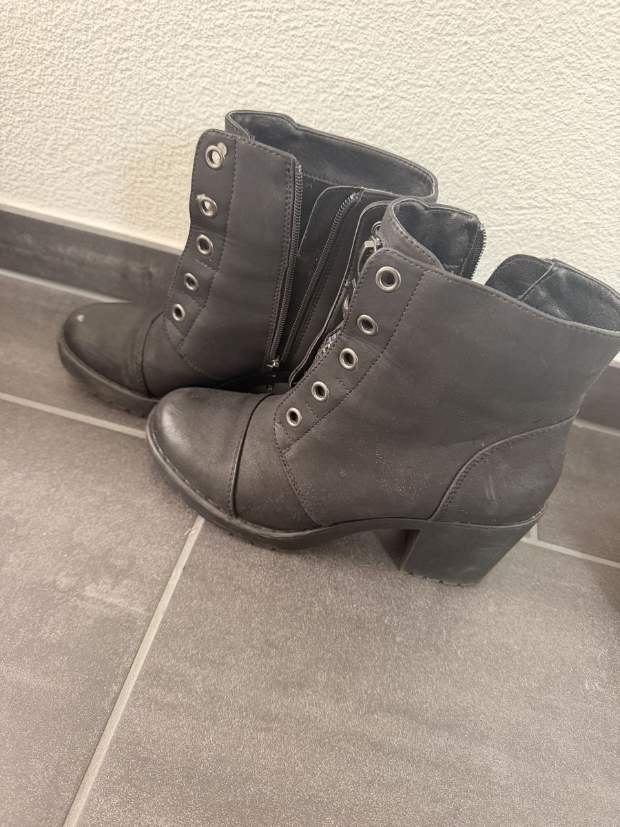 Scarpe da donna: Damen Stiefeletten schwarz gebraucht – Usato da Uster venduto da eli_c5fv 1