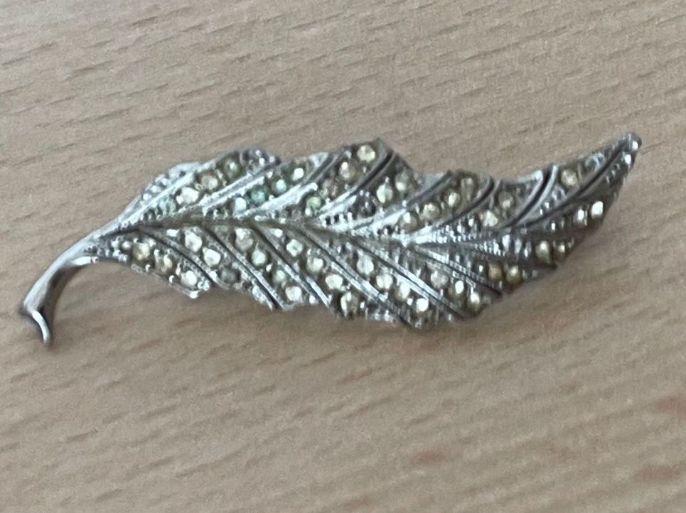 Swarovski Spille & Fermagli: Brosche Baumblatt Metall Kristalle – Nuovo (secondo la descrizione) da Kölliken venduto da Prscoo 2