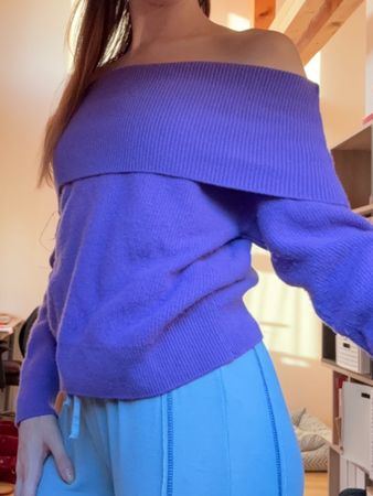 Pull violet épaules dénudées