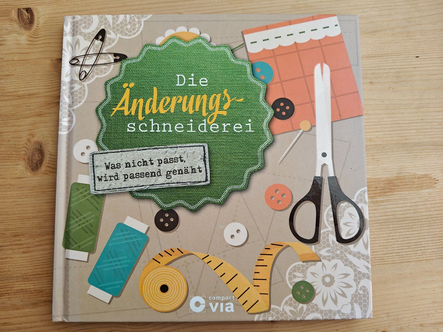 Libri: Die Änderungsschneiderei / .... wird passend genäht - 2016 – Usato da Muttenz venduto da Negnuja