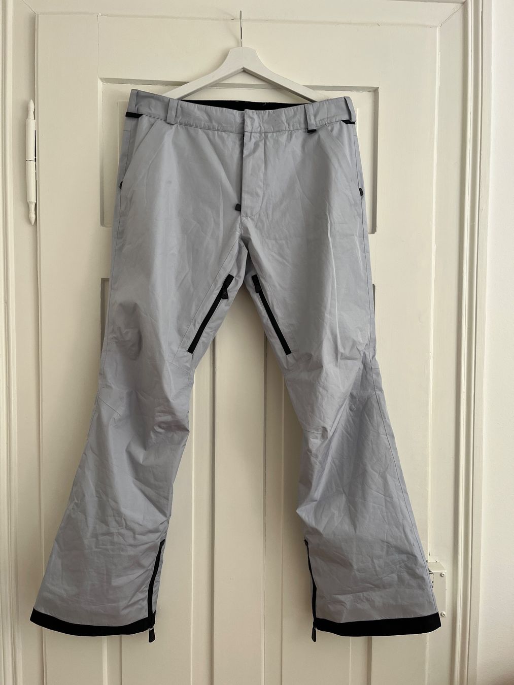 Moncler Pantaloni: Moncler Ski-/Snowboardhose Hellblau Grösse M – Usato da Zürich venduto da bretxo