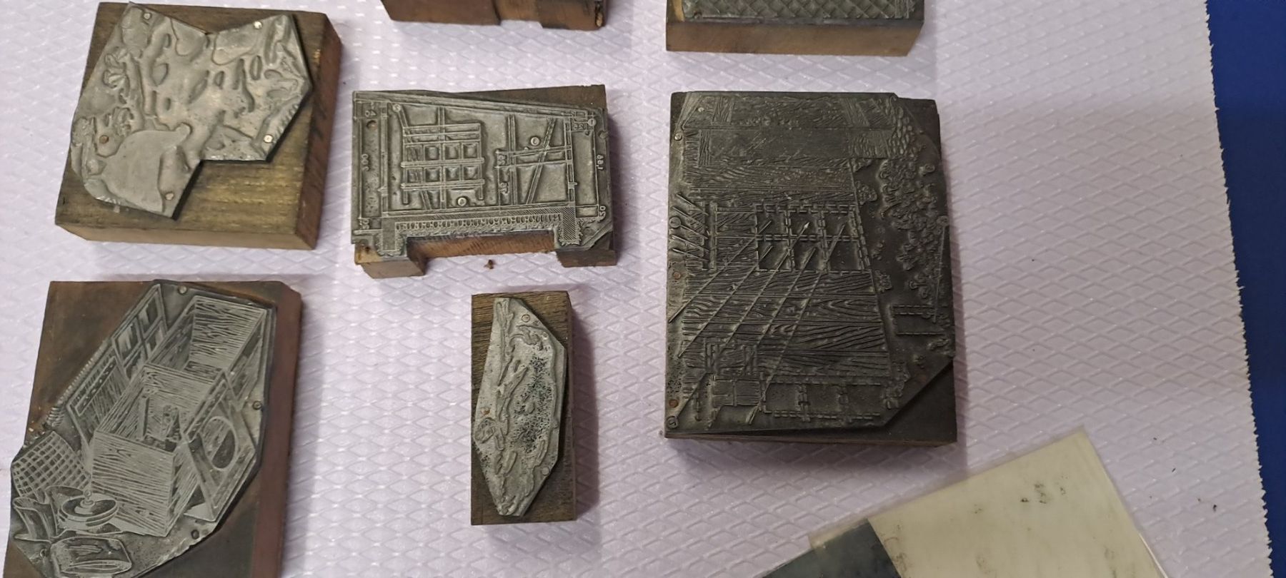 Servierplatten: 24 alte Druckplatten – Gebraucht aus Basel von Marktplatz11