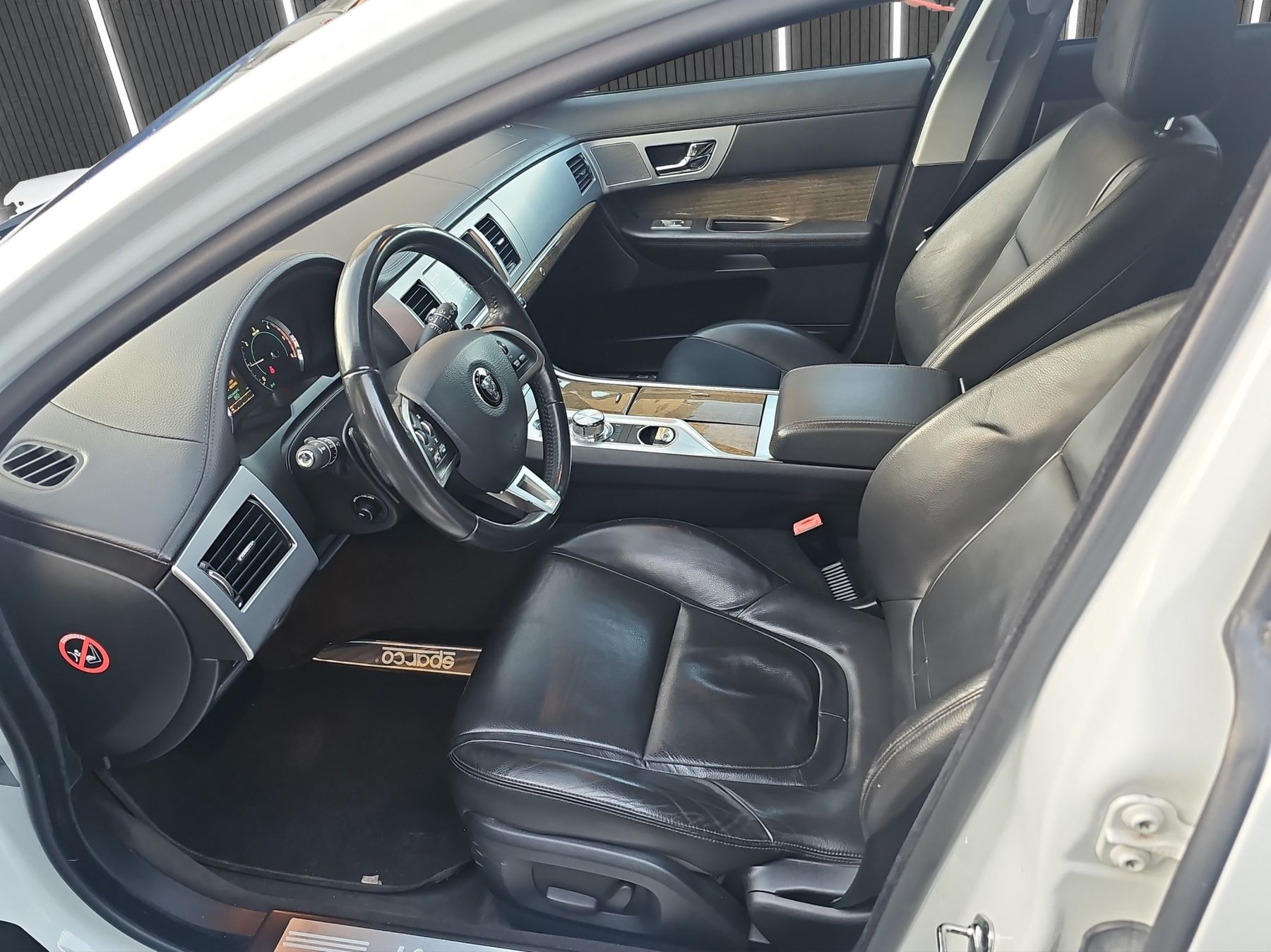 Jaguar Automobili: Jaguar XF 2.2diesel ab mfk – Usato da Basel venduto da Nikeshan 4