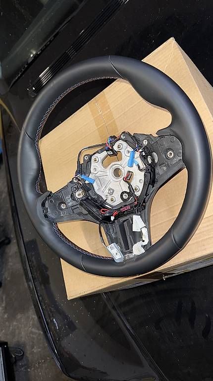 Tutti pezzi di ricambio auto: BMW M4, M3 Sportlenkrad Leder  – Usato da Weinfelden venduto da LSJ-BMW