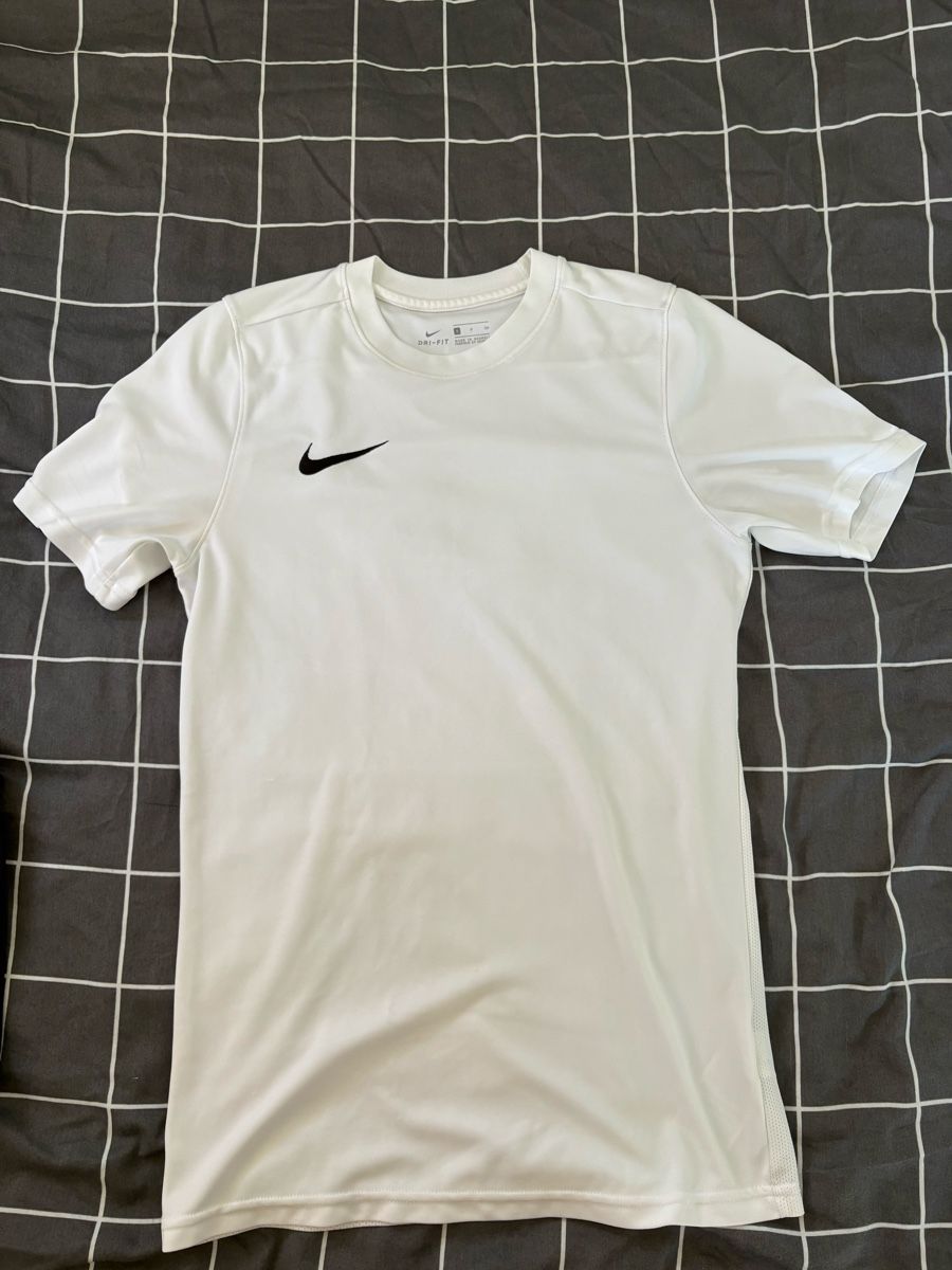 Nike T-shirt: Sport T-Shirt – Nuovo (secondo la descrizione) da Schüpfen venduto da ani_gj8r