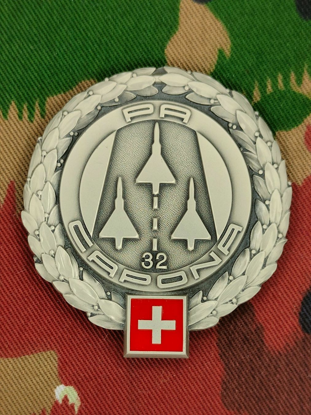 Schweizer Armee Plaketten & Abzeichen: Béretemblem Flugplatzbrigade 32, Variante 3 – Gebraucht aus Bauma von SwissMilitaria