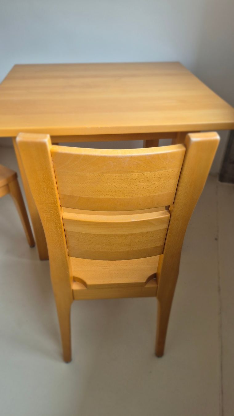 Set di tavolo e panche: Massiver kleiner Tisch mit zwei Stühlen – Usato da Trimmis venduto da Florianschlumpf 4