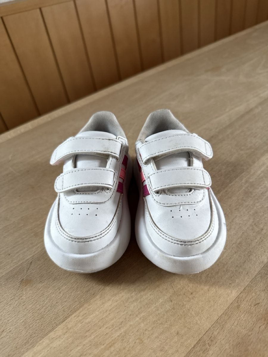 Adidas Chaussures garçon: Kinder Schuh Grösse 20 Adidas – D'occasion à Dettighofen (Lengwil) par Dolol 1