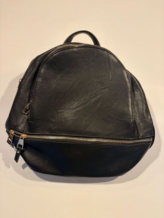 Rucksack Kunstleder schwarz Reisverschlusse guter Zustand