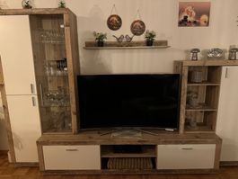 Grosszügige schöne Wohnwand mit Tisch