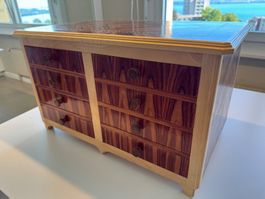 1 Coffret marqueté en bois avec tiroir secret
