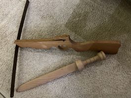 Armbrust und Schwert aus Holz