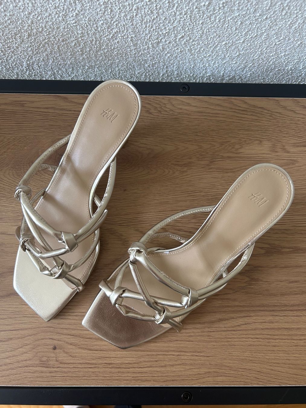 H&M Damenschuhe: Goldene Sandaletten Grösse 38 NEU – Neu (gemäss Beschreibung) aus Oberengstringen von Bechi 2