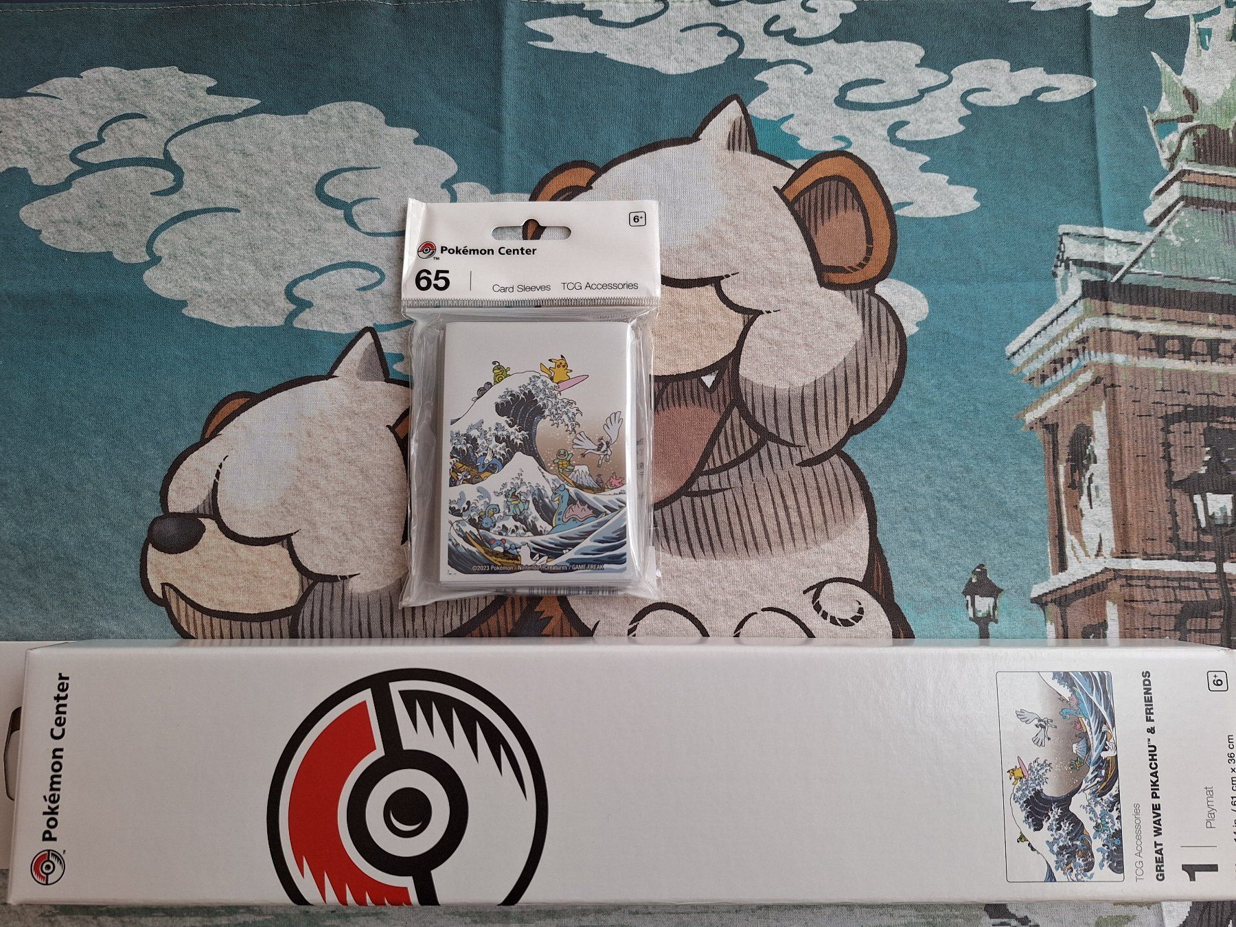 Pokémon Carte collezionabili: Great Wave Pikachu & Friends Playmat + Sleeves – Nuovo e nell'imballaggio originale da Spreitenbach venduto da misi.m