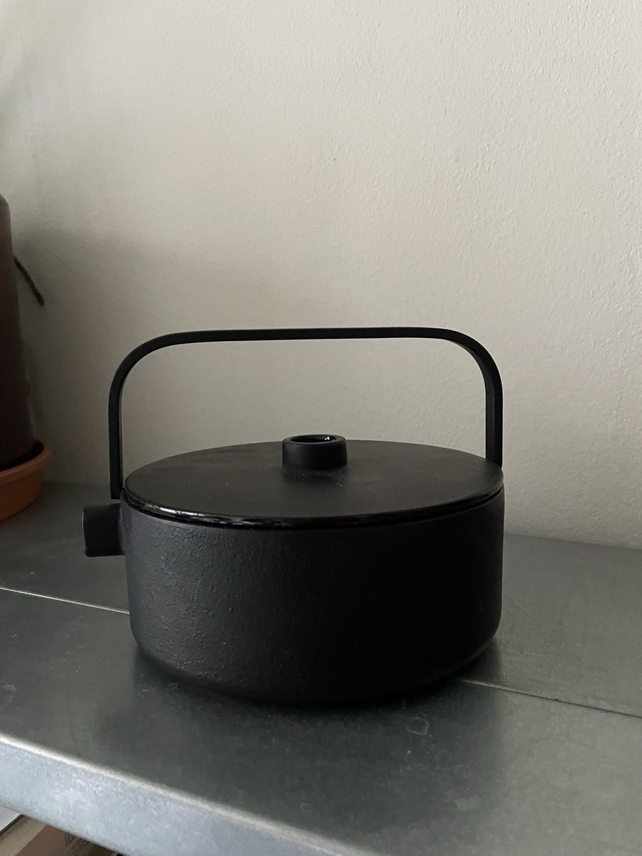 Teekannen: Collage tea pot, cast iron serax design  – Gebraucht aus Basel von Amechan.