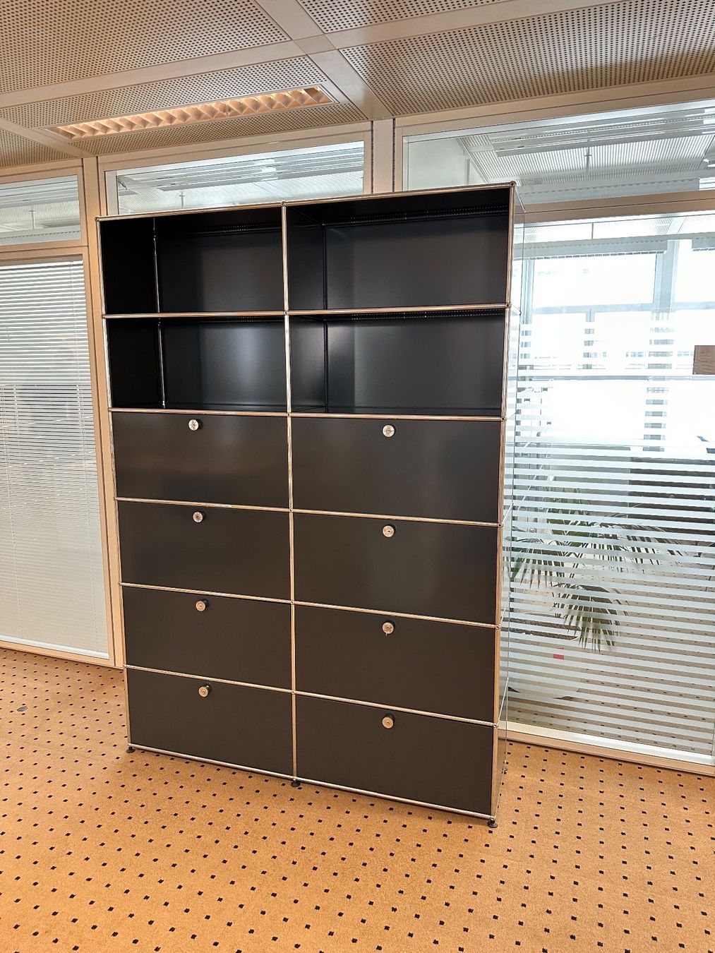 USM Scaffali: USM Highboard 2x6Anthrazitgrau, Top Zustand – Usato da Grenchen venduto da Design-Outlet