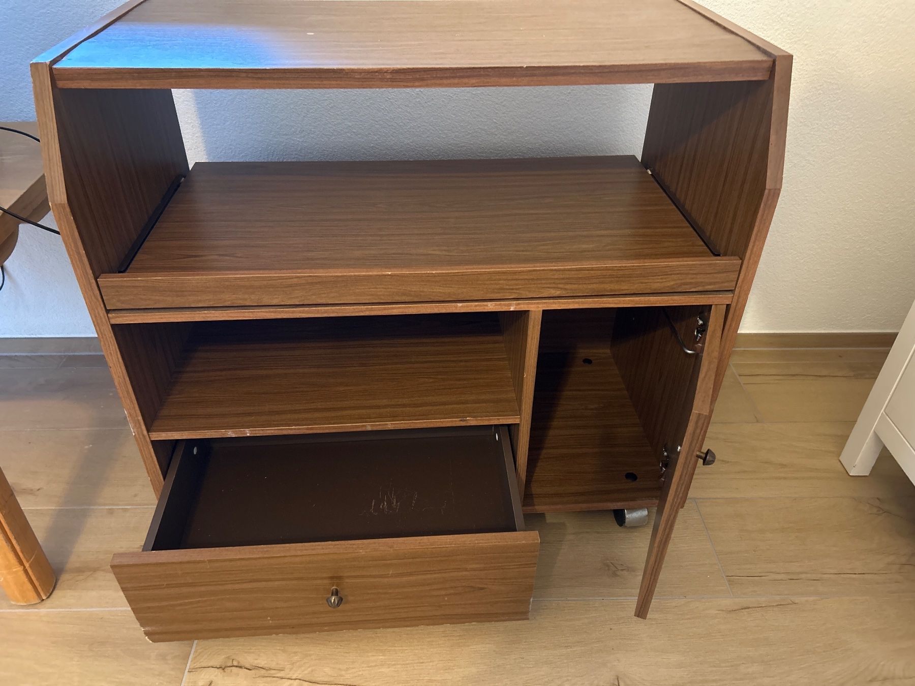 Mobili TV: Retro TV-Möbel / Rollcontainer, Nussbaum-Design – Usato da Villnachern venduto da RicardoMary 3