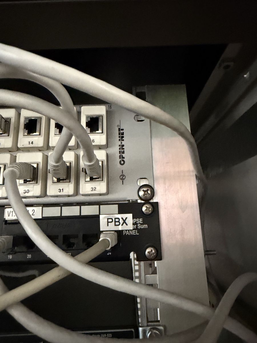 Racks & Cavalletti: Alumatic AG Serverschrank 42HE mit Netzwerkhardware – Usato da Oberglatt ZH venduto da couvert24 2