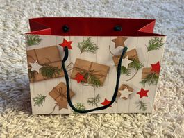 Geschenktüte / Papiertüte mit Sternen, Zweigen + Geschenke