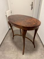 Antiker Ovaler Beistelltisch aus Nussbaum