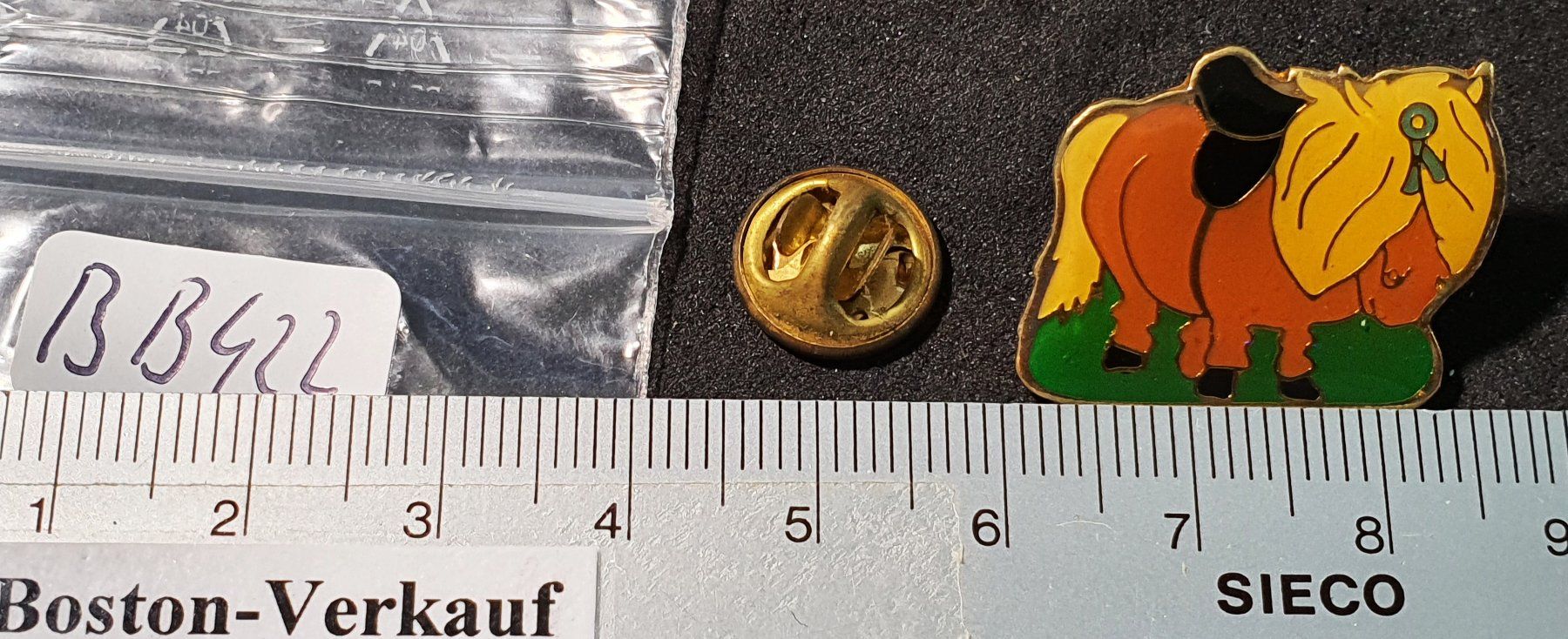 Placchette & Badge: BB422 - Pin Comic Pferd zum Reiten bereit – Usato da Reinach BL venduto da Boston-Verkauf 1