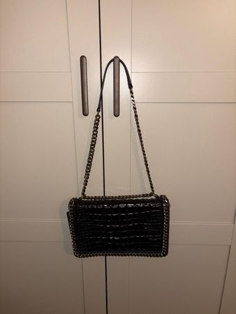 Schwarze Umhängetasche mit silberner Kette – Herbst Look!