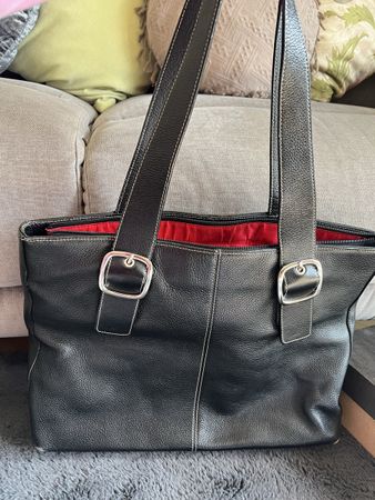 Chic Black Leather Tote Bag - Perfect for Autumn Errands!