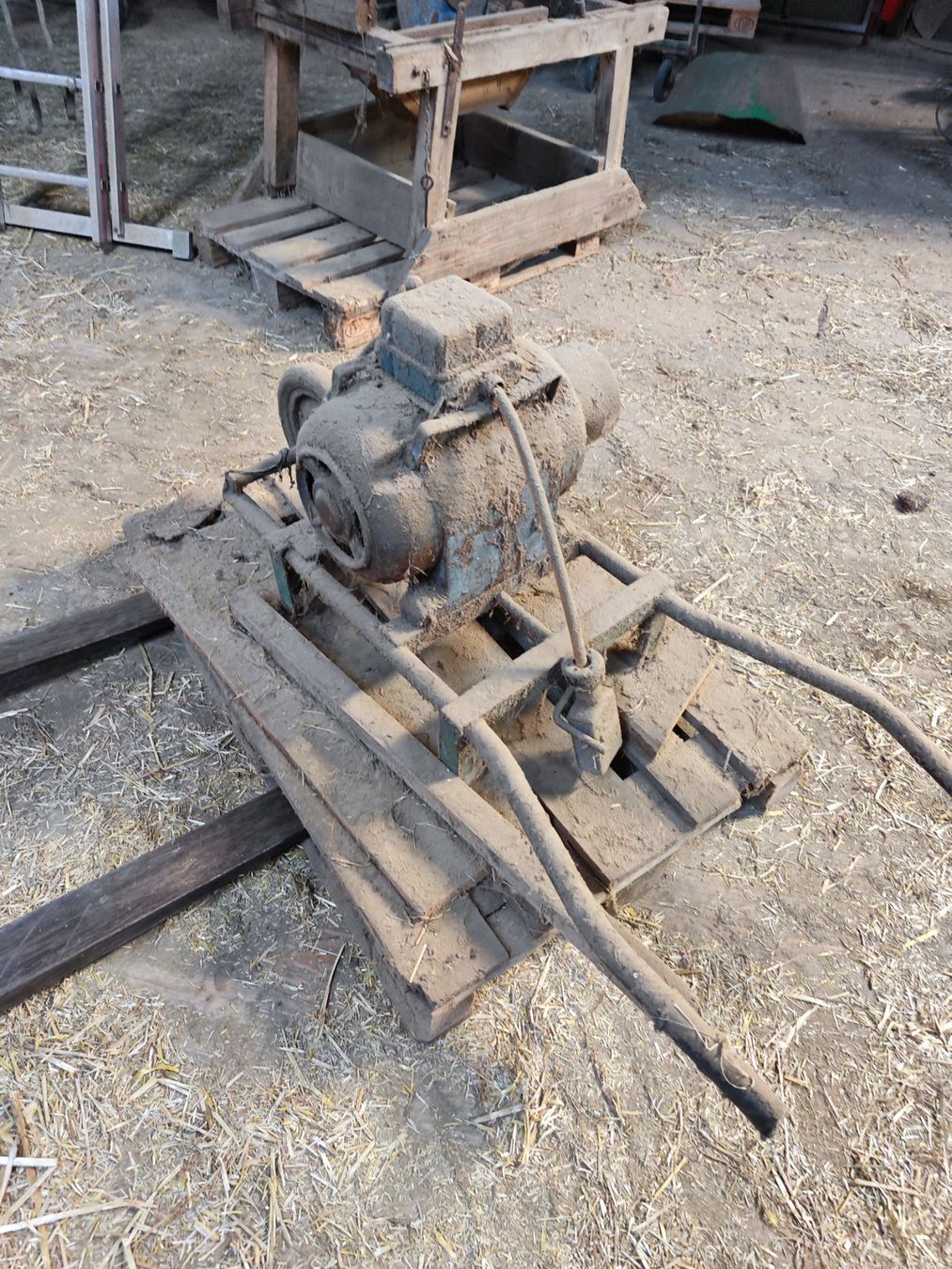 Alle Maschinen: Pfahlschnitz Maschine mit Schärfstein – Gebraucht aus Weisslingen von trueb1 7