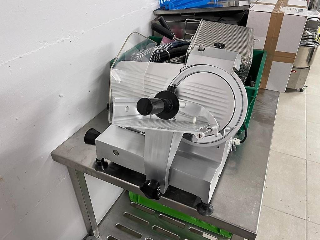 Elettrodomestici da cucina: Aufschnittmaschine Kibernetik 220 – Usato da Nendeln venduto da ape_pv5k