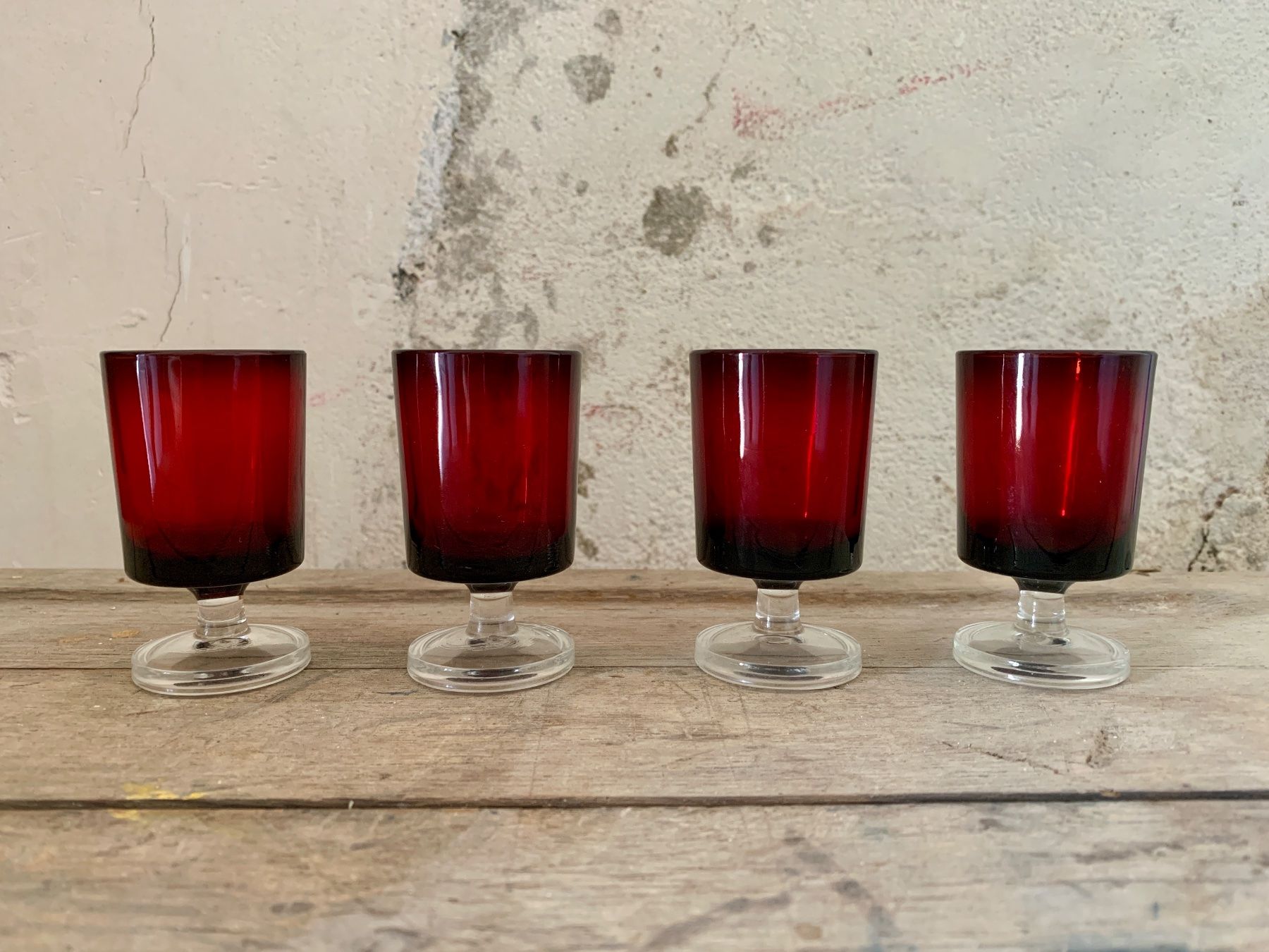 Gläser: 4 rote Vintage Schnaps- oder Likörgläser aus Frankreich – Gebraucht aus Zürich von Les_Zurichois