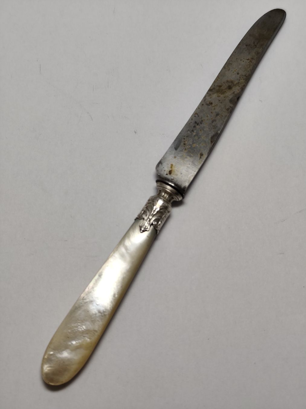 Besteck: Antikes Messer mit Perlmuttgriff & verziertem Silber-Mittelt – Gebraucht aus Châtelaine von Tropic.Watch2