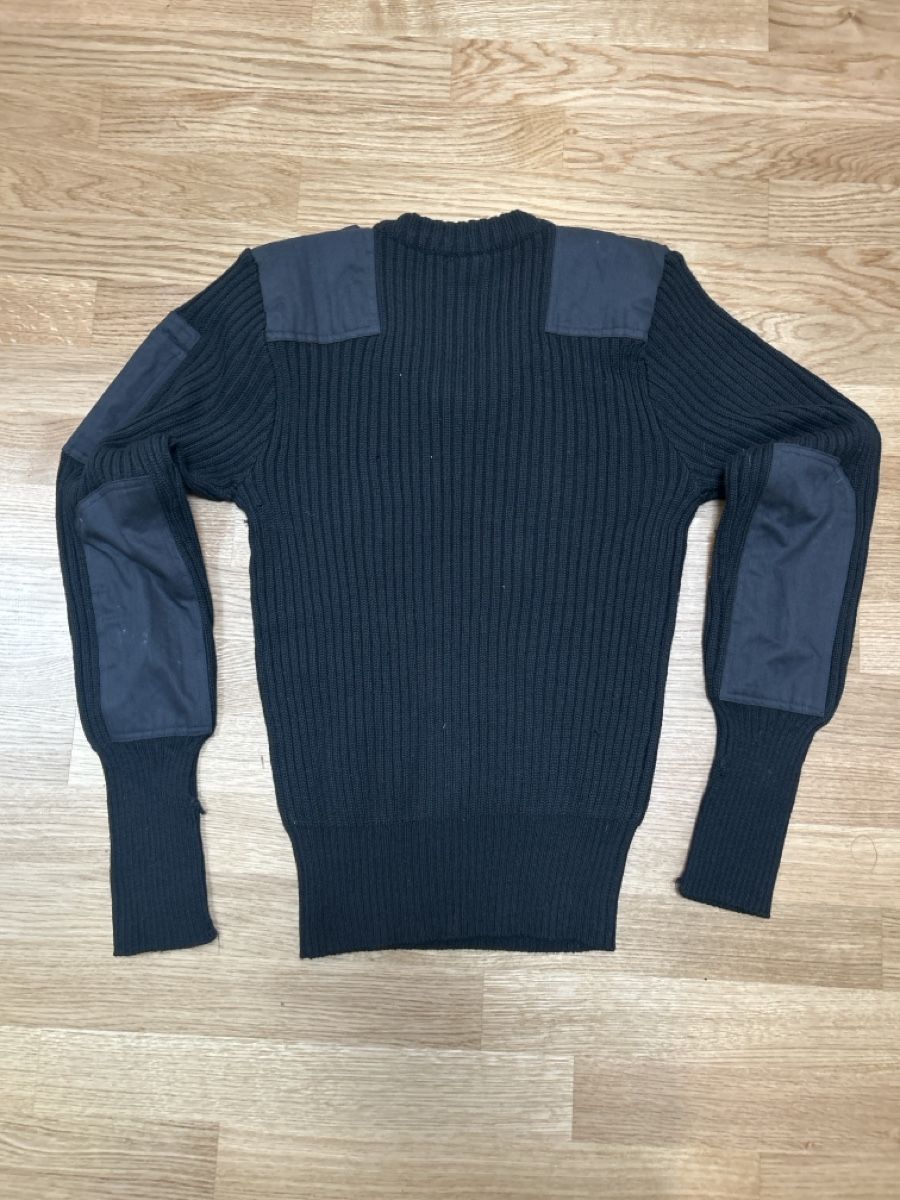 Pullover & Sweatshirts: Strickpullover schwarz mit Patches Grösse L – Gebraucht aus Luzern von ThrowbackVintage 2