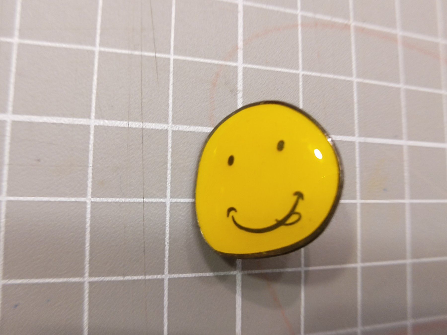 Spille & Fermagli: Ansteck-Pin Smiley gelb – Usato da Moosseedorf venduto da Smammut