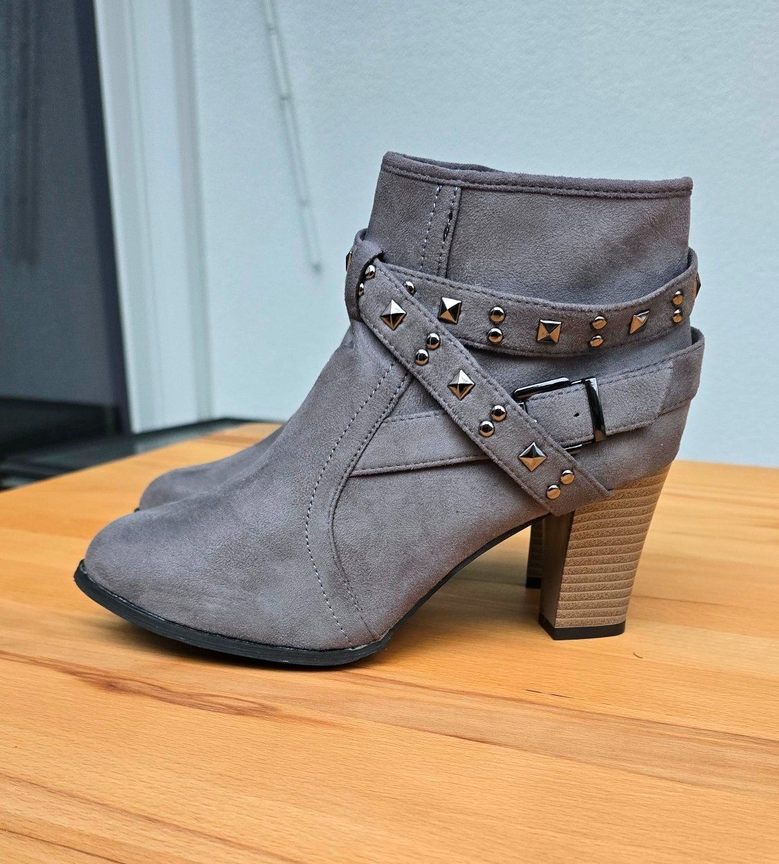Scarpe da donna: Stiefeletten Grau 41 Neu – Nuovo (secondo la descrizione) da Winznau venduto da johny_wayne