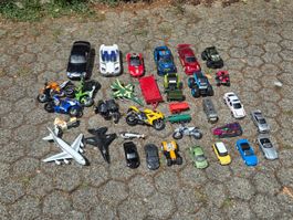 Konvolut Spielzeugautos Flugzeuge Motorräder