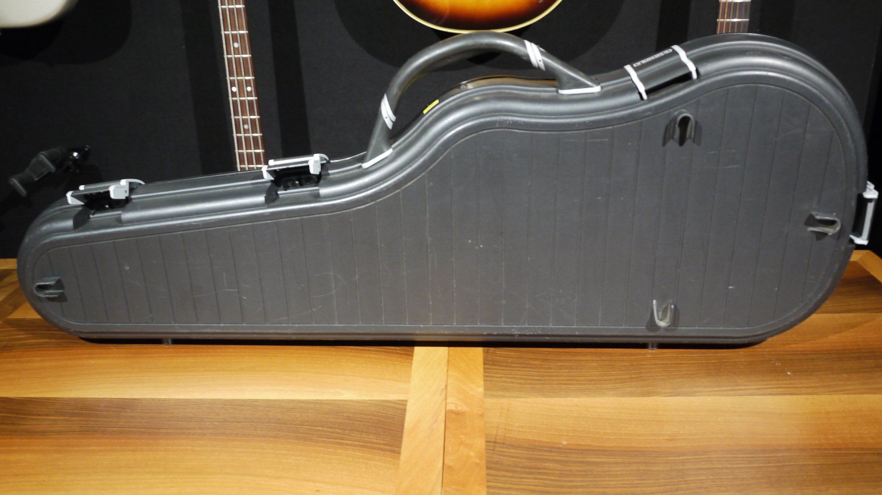 Musikinstrumente: TECHRA Universal Gitarren Koffer Case E-Gitarre – Gebraucht aus Kaiserstuhl AG von GTM-Kaiserstuhl 2