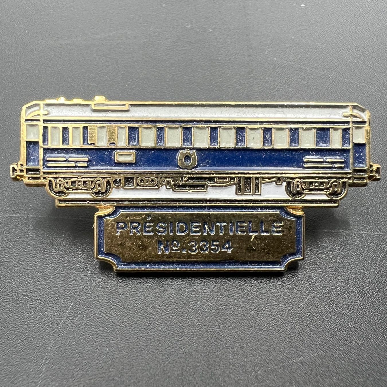 Broschen & Nadeln: Présidentielle Pin – Gebraucht aus Häusernmoos von Schmuckchratli