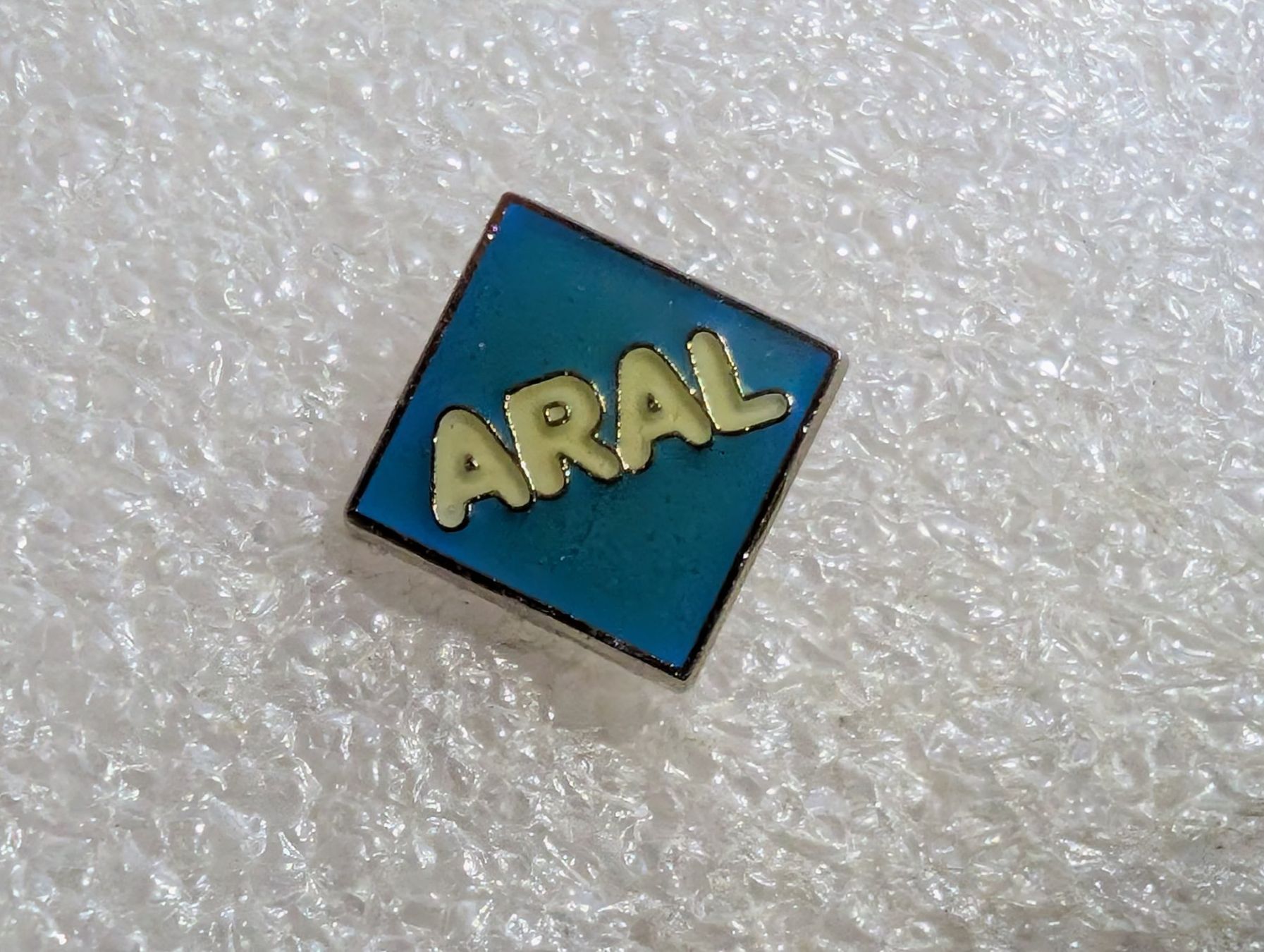 Plaquettes & Badges: Ansteckpin 107: Aral – D'occasion à Oppligen par Pin-Fall-Shop