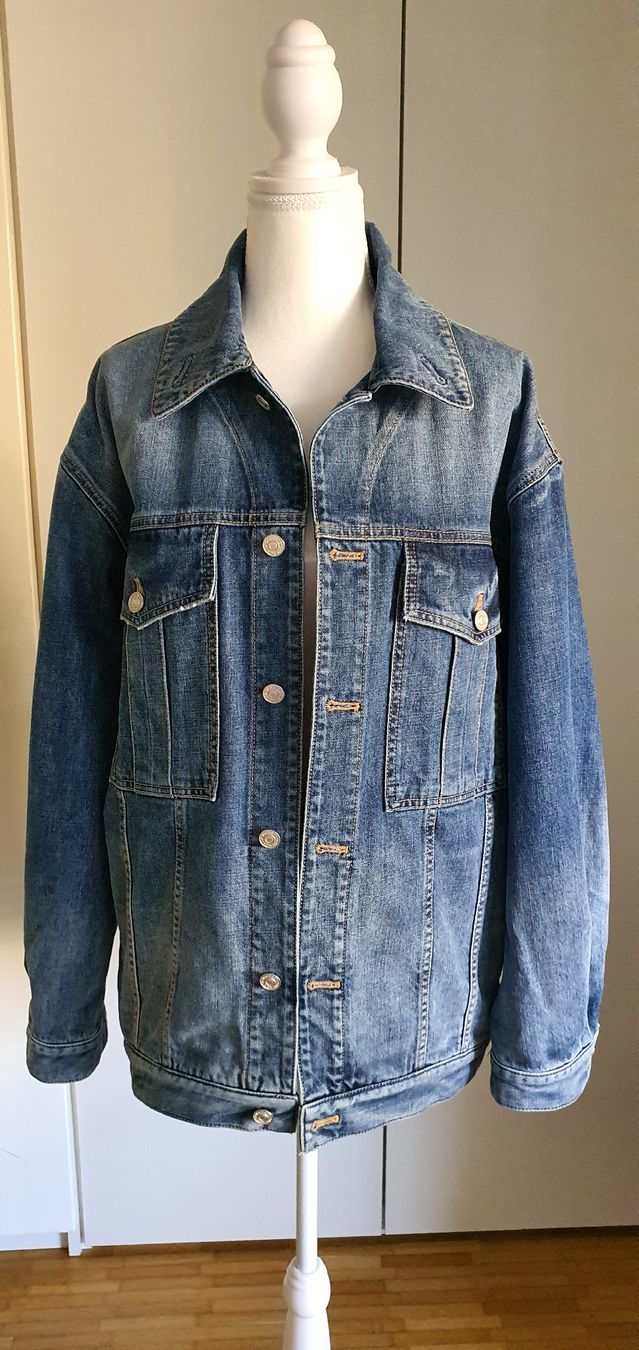 Givenchy Giacche: Givenchy Blue Denim Oversized 4G Chain Jacket – Nuovo e nell'imballaggio originale da Basel venduto da Kristal4 1