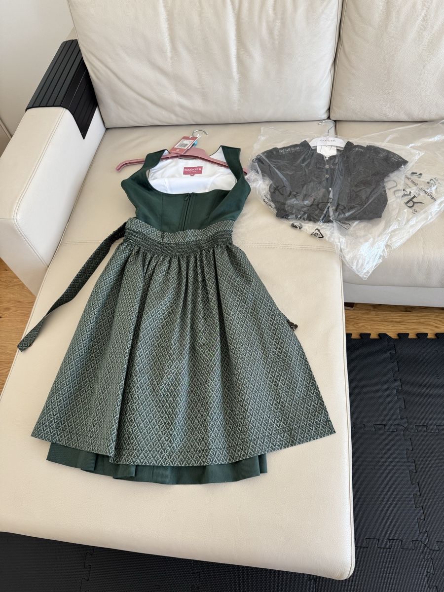 Costumi: Krüger Dirndl dunkelgrün Samt – Nuovo e nell'imballaggio originale da Zürich venduto da LuxuryJewellery 1