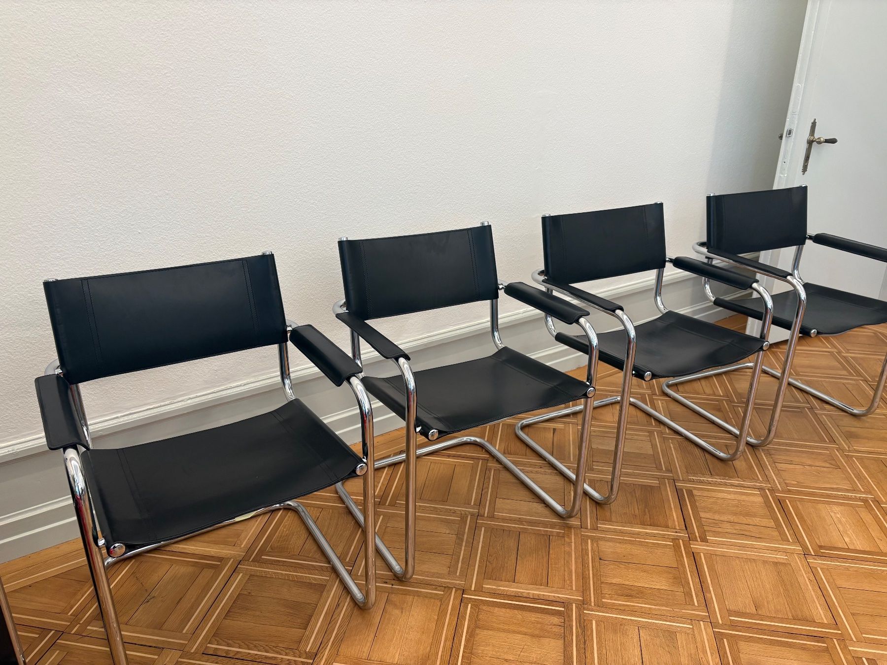 Stühle: 4 Freischwinger-Stühle aus Leder & Chrom – Gebraucht aus Zürich von BGPZH