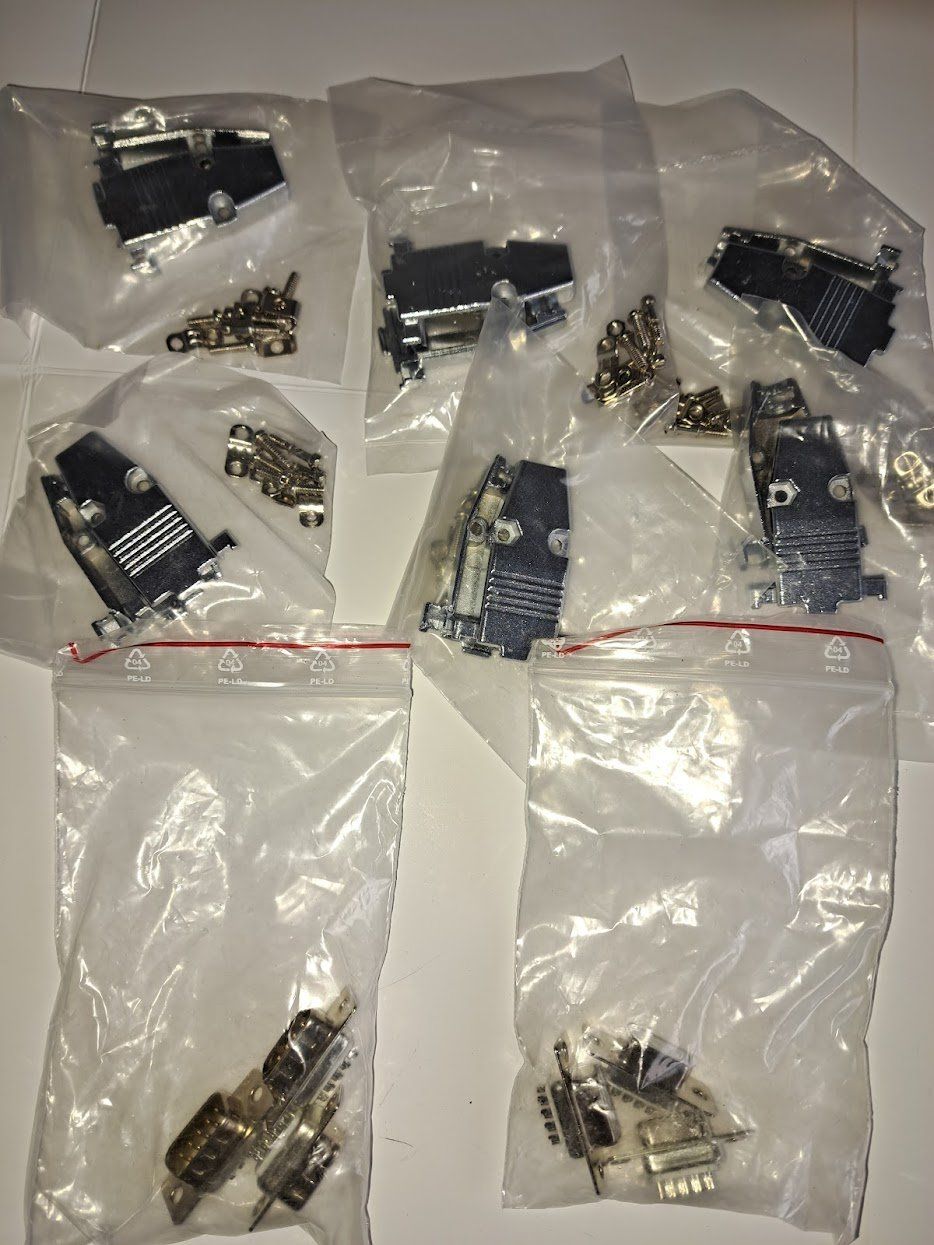 Spine: Sub -D Stecker 9 pol – Nuovo (secondo la descrizione) da Sargans venduto da Bomp 1