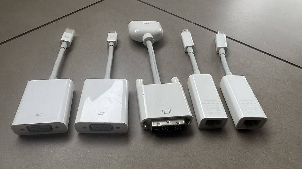 Laufwerke & Adapter: 5 originale Apple Adapter VGA DFI Thunderbolt LAN – Gebraucht aus Schwerzenbach von RustyZ