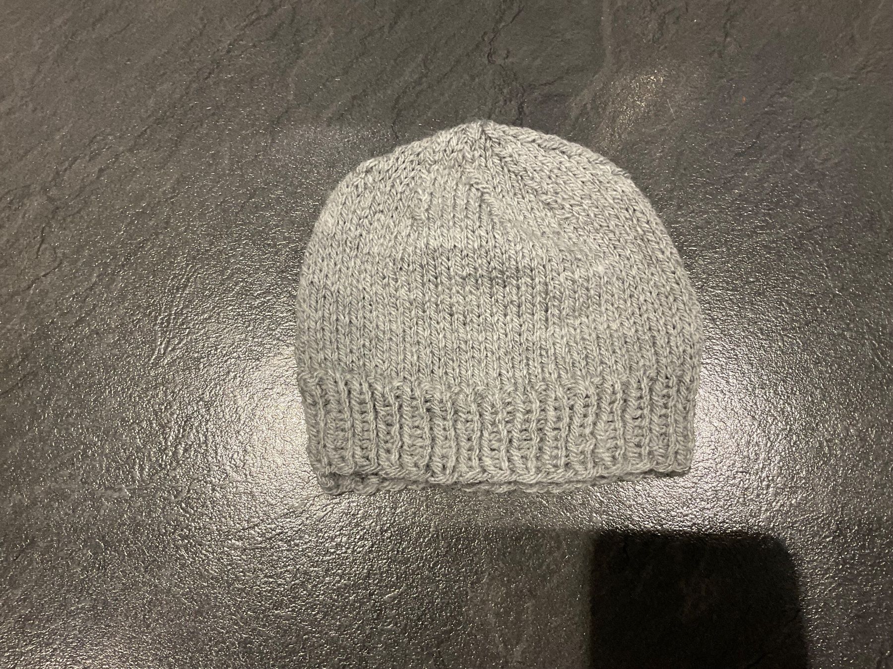 Giacche & Cappotti: Handgestrickte Kindermütze grau – Nuovo (secondo la descrizione) da Wetzikon ZH venduto da FeeF