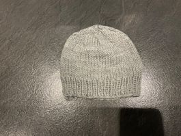Handgestrickte Kindermütze grau