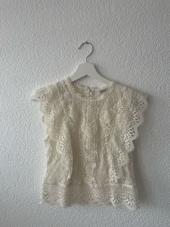 Top mit Spitze und Rüschen