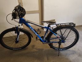 Trek Mountainbike mit Helm, fahrbereit für den Sommer