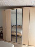 Grosses Doppelbett ohne Matratze plus Schrank
