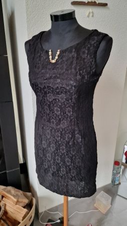 Kleid in schöner Spitze mit Perlen-Glitzer Besatz NEU
