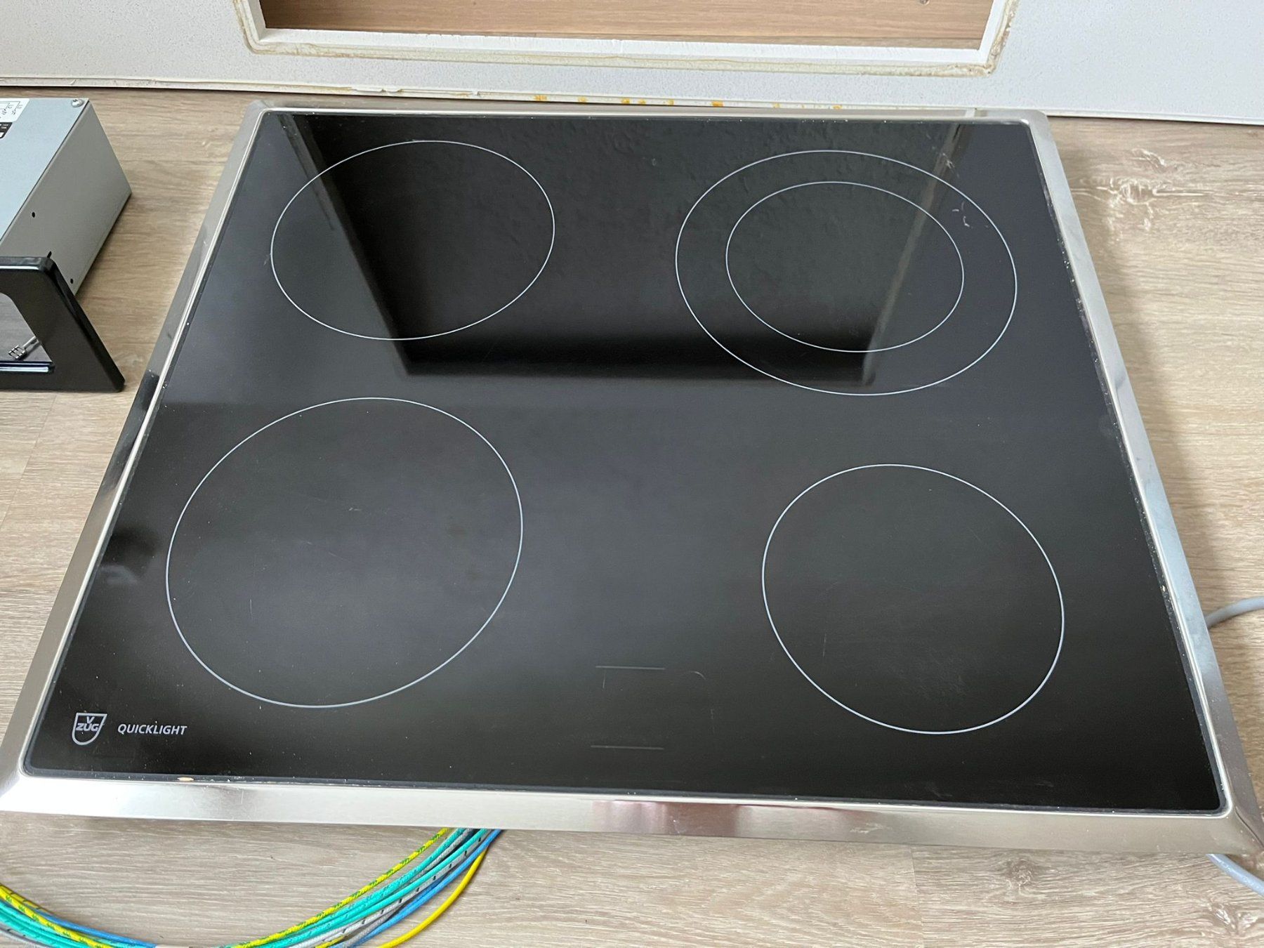 V-Zug Cucine: Glaskeramik Kochfeld & Dunstabzugshaube, komplett – Usato da Ganterschwil venduto da Sunne6 1